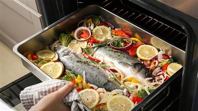 طريقة عمل السمك في الفرن بتتبيلة لذيذة.. 3 وصفات صحية بالخضار