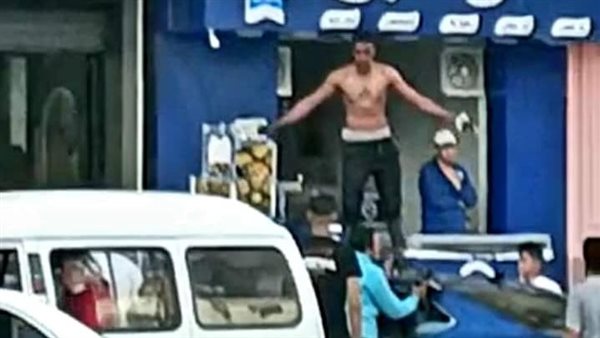 شاب يتجرد من ملابسه