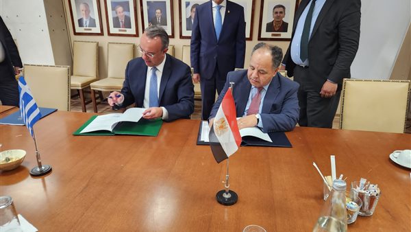 جانب من توقيع البروتوكول