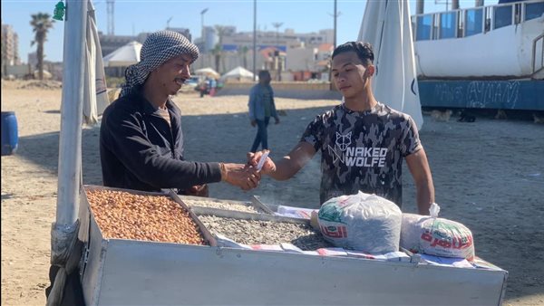 شاب يبيع التسالي