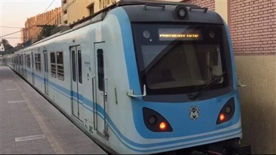 زوجته كانت ماشية جنبه ورمى نفسه.. تفاصيل تخلص شخص من حياته أسفل مترو الزهراء