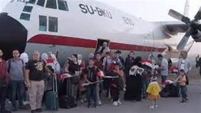 مطار شرق القاهرة يواصل استقبال المصريين العائدين من السودان | بث مباشر