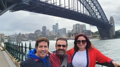 إلهام شاهين تستمتع بإجازتها مع كريم عبد العزيز وهاني رمزي في أستراليا