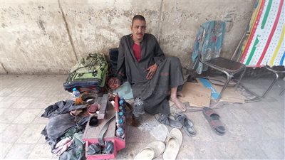 3 سنين عايشين في الشارع.. معاناة ماسح أحذية بأسيوط: صاحب البيت طردنا ونفسي في مكان يلم ولادي