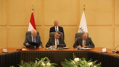 وزير النقل يشهد توقيع اتفاقية شروط تطوير محطة الصب الجاف بميناء جرجوب