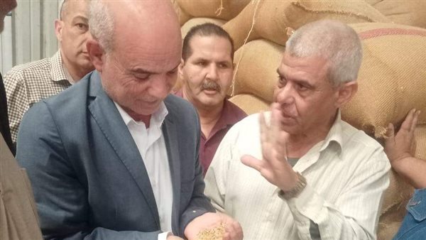 المسئولون خلال توريد