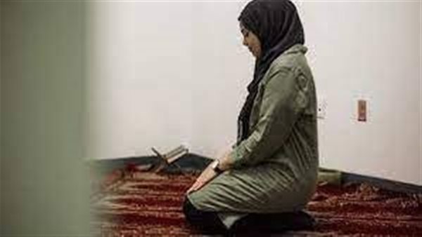 صلاة المرأة_ تعبيرية