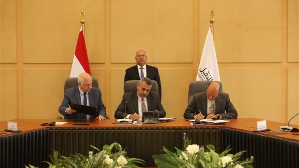 جانب من توقيع الاتفاقية