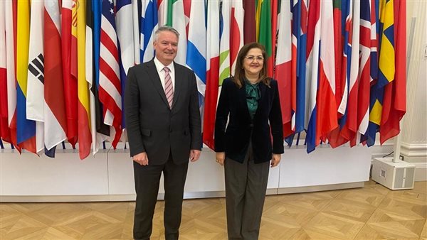 وزير التخطيط مع سكرتير