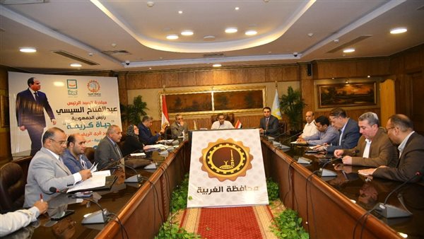 جانب من اجتماع محافظ