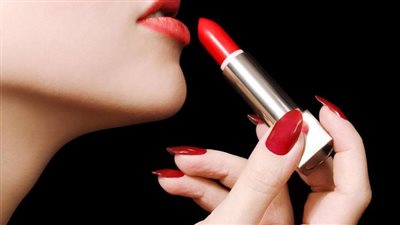 علامات في أحمر الشفاه قد تدل على وجود مخاطر صحية.. خبير يكشف التفاصيل