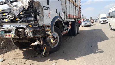 إحداهما محملة ب47 طن حديد.. إصابة سائق في حادث تصادم سيارتي نقل على الصحراوي الغربي بسوهاج