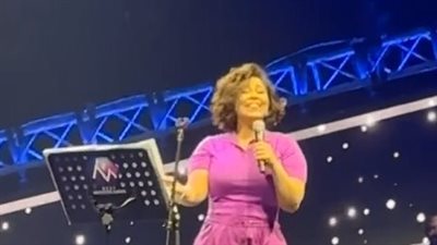 شيرين عبد الوهاب تبدأ حفلها بدبي بأغنية كلها غيرانة