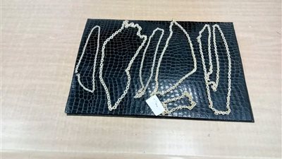 جمارك مطار برج العرب تضبط محاولة تهريب عدد من السلاسل الذهبية