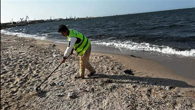 قبل الصيف.. حملة مكبرة لتنظيف شاطئ مدينة بورفؤاد| صور