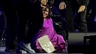 لحظة سقوط شيرين عبد الوهاب: رجلي ازرقت.. وهرفع قضية | فيديو