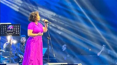 لقطات من حفل شيرين في دبي.. رقص هستيري وسقوط من على المسرح وانفعال وعصبية | صور وفيديوهات