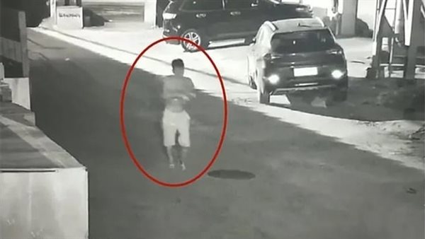  أب يلقى رضيعه في