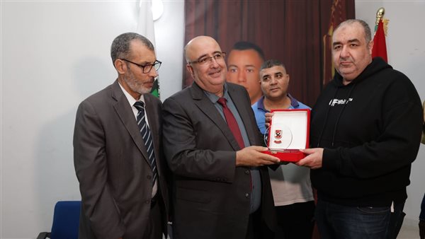 الغزاوي يهدي درع