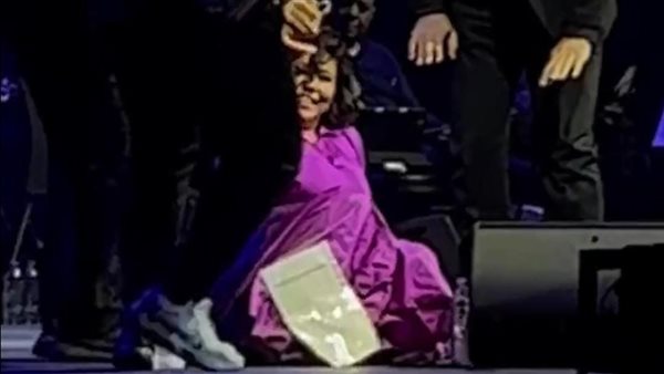 لحظة سقوط شيرين عبد