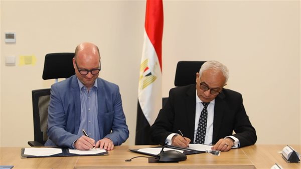 جانب من التوقيع 