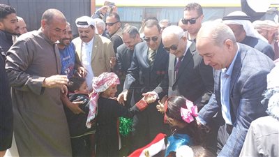 أطفال الشيخ زويد يستقبلون وزير التربية والتعليم بالأغاني والدبكة السيناوية | صور