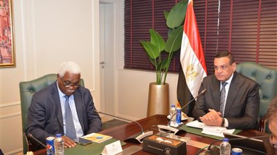 وزير التنمية المحلية يلتقي سكرتير عام منظمة المدن والحكومات المحلية الإفريقية