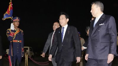 رئيس الوزراء الياباني يصل القاهرة لعقد مباحثات مع الرئيس السيسي