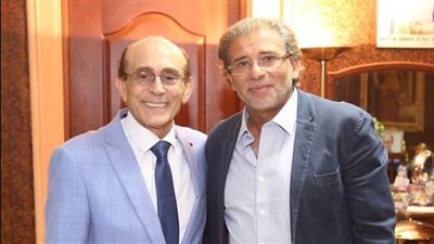 خالد يوسف يشيد بمسرحية عيلة اتعملها بلوك لـ محمد صبحي: رصد تشوهات الشخصية المصرية عبر مائة عام