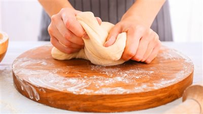 طريقة عمل العيش الفينو والقرص بعجينة واحدة.. معجنات هشة للفطور والعشاء