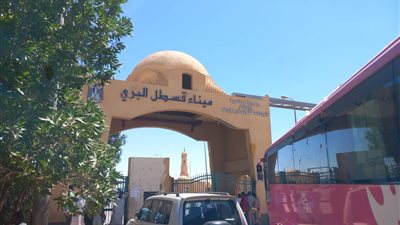 بعد الهجوم على مقر السفارة.. بعثة إندونيسيا الدبلوماسية بالسودان تصل الحدود المصرية 