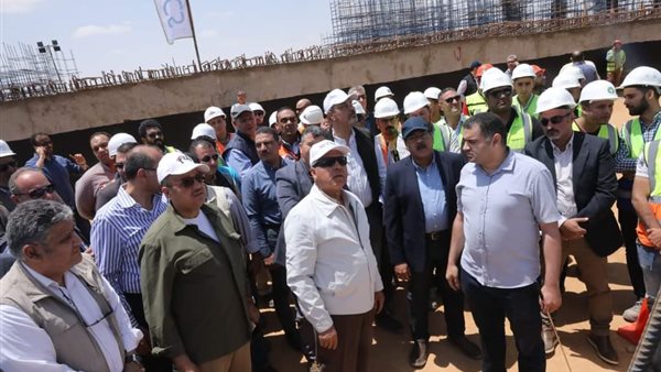 وزير النقل خلال الجولة