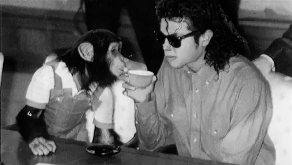 مايكل جاكسون وقرده