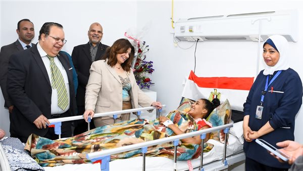 وزيرة الهجرة وطالبة