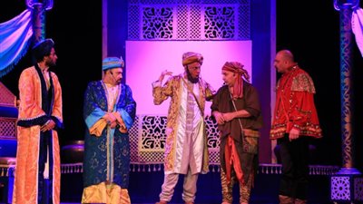 رئيس الإنتاج الثقافي يفتتح عرض عجيب وعجيبة بمسرح السلام | صور