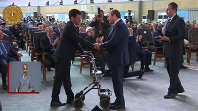 السيسي يكرم عددًا من النماذج المشرفة من عمال مصر | صور
