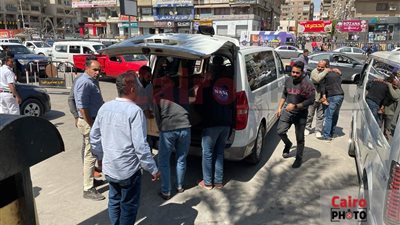 وصول جثمان الفنان مصطفى درويش إلى مسجد الحصري استعدادًا لأداء صلاة الجنازة عليه 