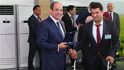 الرئيس السيسي يكرم عددًا من النقابيين والنماذج المشرفة بالقطاعين الخاص والعام احتفالًا بعيد العمال