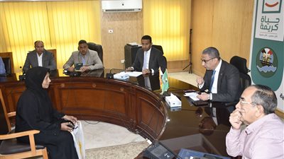 خلال لقائه الأسبوعي.. محافظ الفيوم يوجه بحل شكاوى 14 مواطنًا