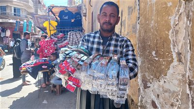 بيلف على رجله 16 ساعة.. بائع أحزمة متنقل بأسيوط: مصدر رزقي الوحيد| فيديو