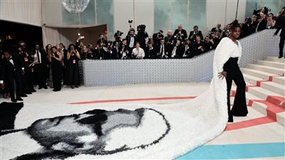 جيريمي بوب يرتدي Bolmain بصورة مصمم الأزياء كارل لاغرفيلد بالتزامن مع تكريمه في حفل Met Gala