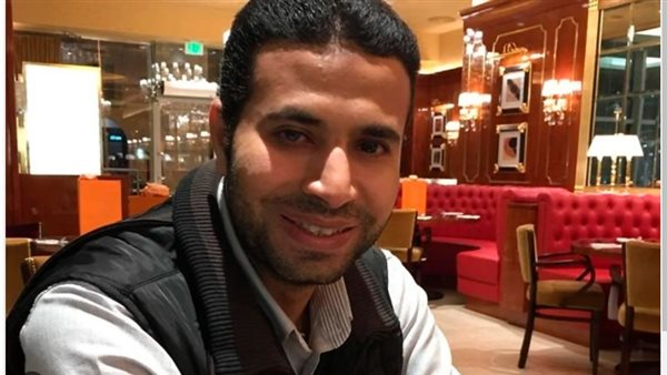 الصحفي هشام عبد العزيز