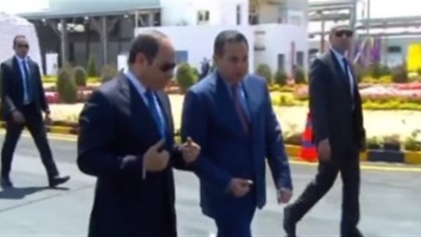 السيسي يتفقد مصنع