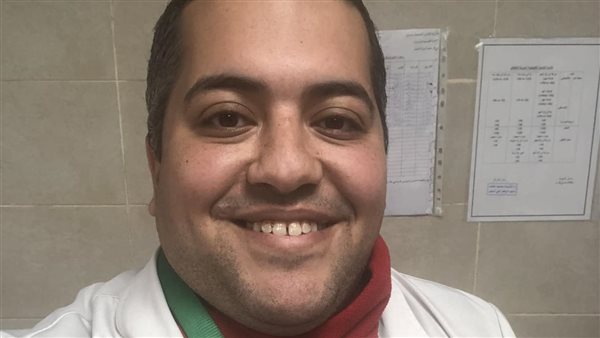 طبيب مصري يقدم خدمات