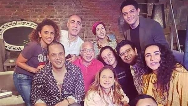 أبطال مسلسل بـ 100