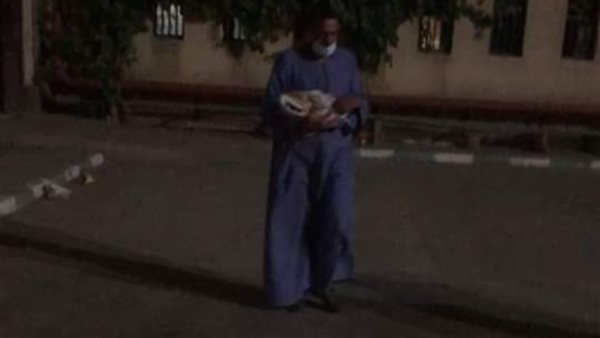 والد الطفلة يستلم