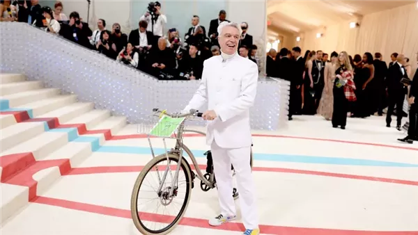  دايفيد بيرن بالدراجة