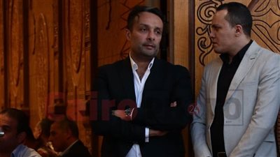 وائل عبد العزيز يستقبل عزاء مصطفى درويش مع شقيقه