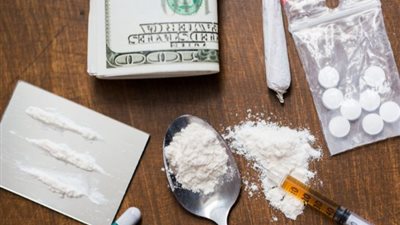 السجن 3 سنوات لطالب وكهربائي وعاطلين بتهمة الاتجار في المخدرات 