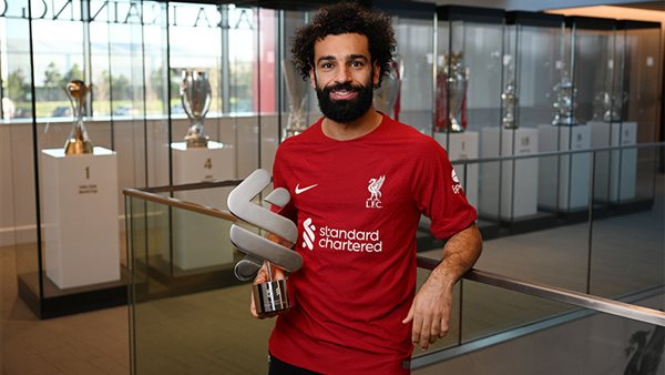 محمد صلاح مع جائزة